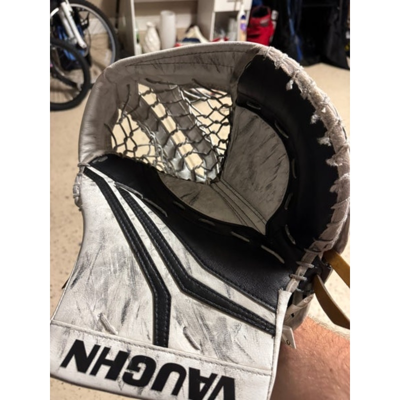 Vaughn Velocity Goalie Catch Glove INT White/Black Good Condition