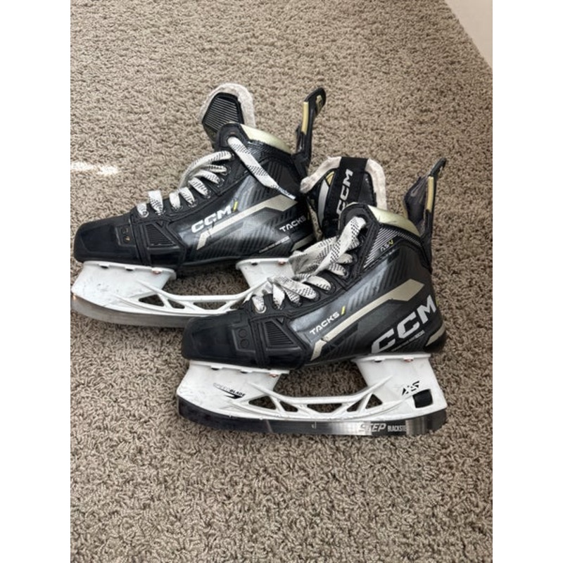 2022 CCM AS-V Hockey Skates Wide Width Size 5 (Used)