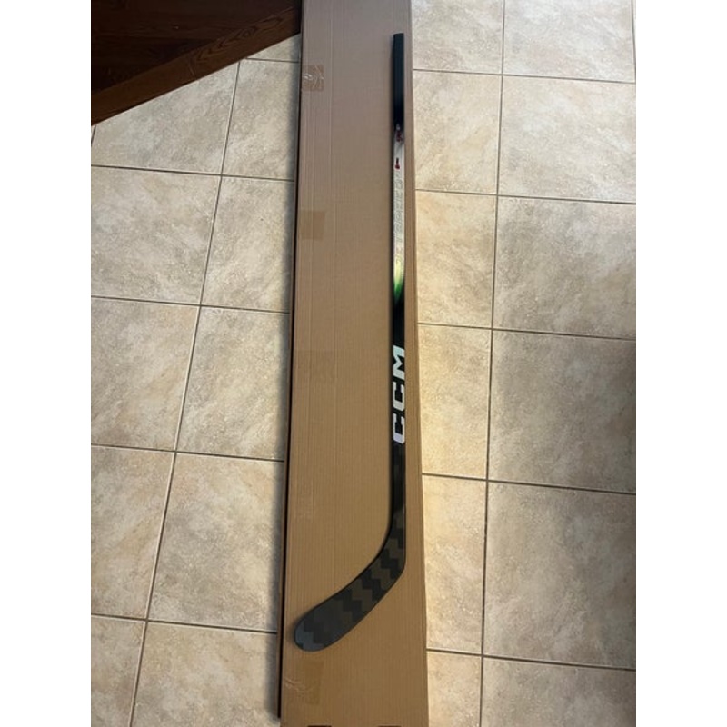 CCM Jetspeed FT8 Pro Right / P28 / 30 flex youth hockey stick
