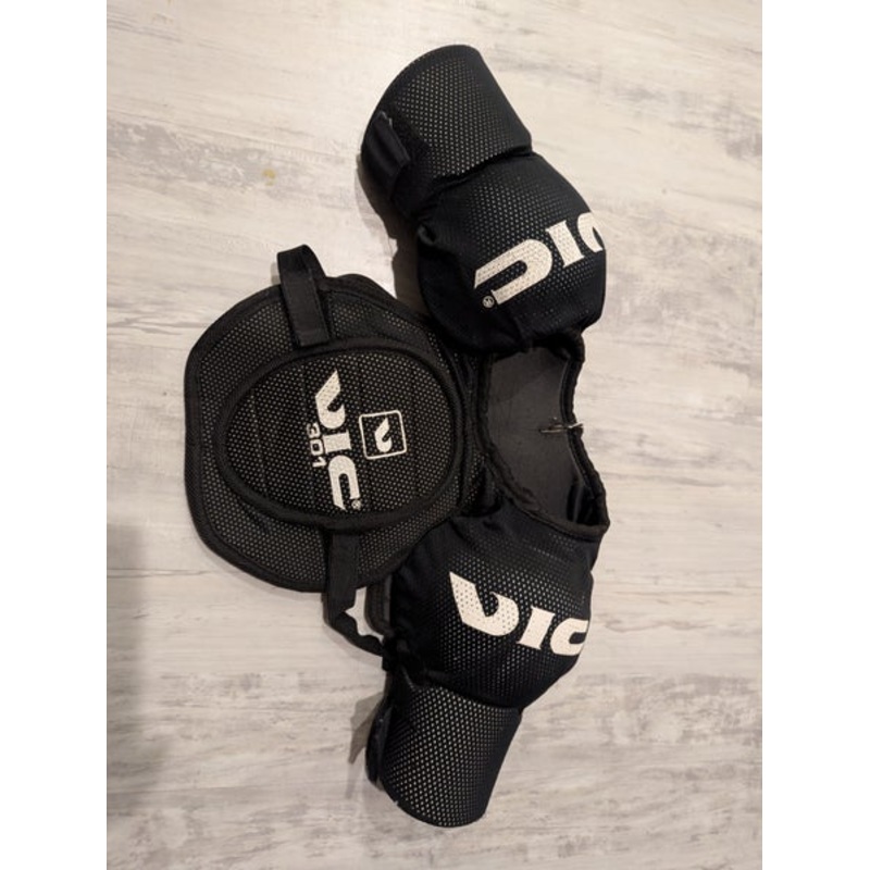 Junior Medium / Small VIC 301 Shoulder Pads GREAT CONDITION GENTLY USED BLACK