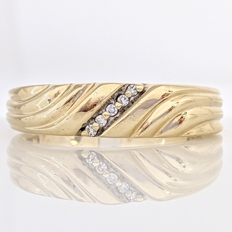 10K DIAMOND ROUND (5) COMFORT FIT ESTATE BAND 6.0 GRAMS